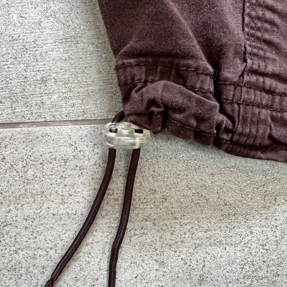 Brown cropped cargo pants w cool pockets & fun toggle at hem. Cotton w stretch! - Picture 2 of 11